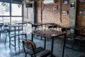Restaurant o un lloc per menjar a Jabrix Hotel Mitra RedDoorz