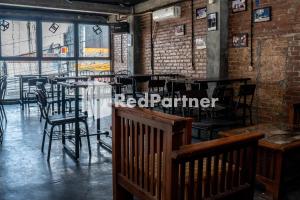 Restaurant o un lloc per menjar a Jabrix Hotel Mitra RedDoorz