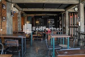 Restaurant o un lloc per menjar a Jabrix Hotel Mitra RedDoorz