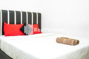 Llit o llits en una habitació de Jabrix Hotel Mitra RedDoorz