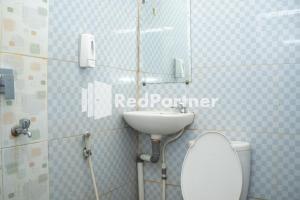Bany a Jabrix Hotel Mitra RedDoorz