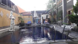 สระว่ายน้ำที่อยู่ใกล้ ๆ หรือใน Sanata Yoga Guesthouse