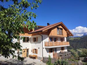 a white house with a wooden roof at Huberhof in Villandro