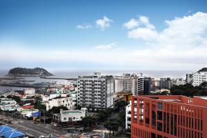 uma vista aérea de uma cidade com edifícios em Cornerstone Hotel em Seogwipo