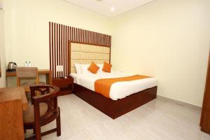 Una cama o camas en una habitación de Jatra Grand Castle Hotel