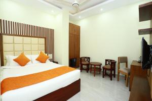 Łóżko lub łóżka w pokoju w obiekcie Jatra Grand Castle Hotel