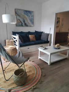 a living room with a couch and a table at TORRE MAR Frente al Malecón in Mazatlán