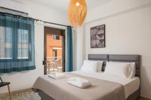 Postel nebo postele na pokoji v ubytování Crescendo City House