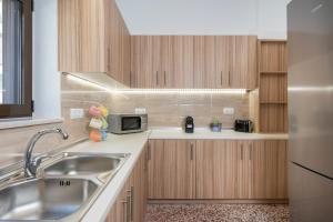 Kuchyň nebo kuchyňský kout v ubytování Crescendo City House