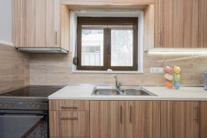 Kuchyň nebo kuchyňský kout v ubytování Crescendo City House