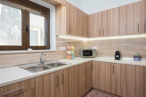 Kuchyň nebo kuchyňský kout v ubytování Crescendo City House