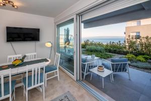 Televízia a/alebo spoločenská miestnosť v ubytovaní Sea view with garden apartment Joshua