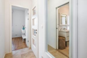 Kúpeľňa v ubytovaní Sea view with garden apartment Joshua + 28 fotografií