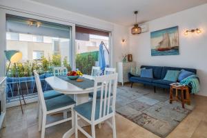 Posedenie v ubytovaní Sea view with garden apartment Joshua