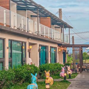 een groep beschilderde konijntjes voor een huis bij 宜蘭馬堡莊園10-28人包棟民宿 in Shangwu