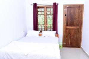 Postel nebo postele na pokoji v ubytování Pauls Retreat Wayanad