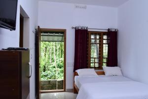 Postel nebo postele na pokoji v ubytování Pauls Retreat Wayanad