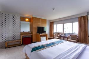 TV a/nebo společenská místnost v ubytování Satit Grand View Hotel