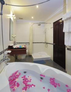 Ett badrum på Saigon Phu Quoc Resort & Spa