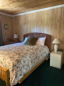 מיטה או מיטות בחדר ב-Cozy 2 bedroom cabin next to trails and beaches.
