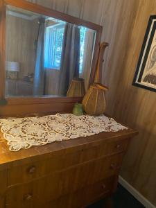 Bathroom sa Cozy 2 bedroom cabin next to trails and beaches.