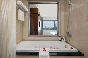 Ένα μπάνιο στο Val Soleil Hotel