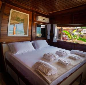 a bed in a boat with towels on it at Grand Fortim Maceio Praia in Camocim