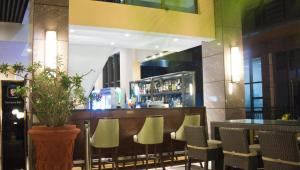 um bar com cadeiras e um balcão num restaurante em Amazing Junior Suite Space Available em Acra