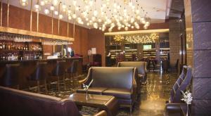 um bar com cadeiras e um balcão num restaurante em Amazing Junior Suite Space Available em Acra
