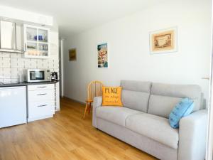 a living room with a couch and a kitchen at Appartement hyper centre Arcachon in Arcachon +12 photos