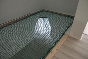 a tennis net on the floor of a room at Casa Catrinei in Văleni