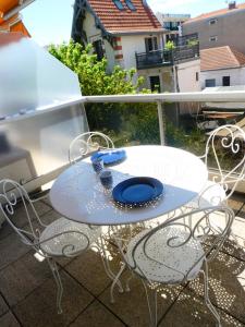 a table and two chairs on a balcony at Appartement hyper centre Arcachon in Arcachon