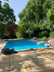 Bazén v ubytování GreenGates-Lavender Cottage nebo v jeho okolí