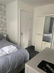 een kleine slaapkamer met een bed en een spiegel bij 24trenance in Newquay