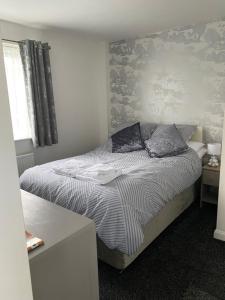 een slaapkamer met een bed met een gestreept dekbed bij 24trenance in Newquay