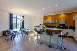 a kitchen and dining room with a table and chairs at Confidences Escale à Brissac in Brissac-Quincé