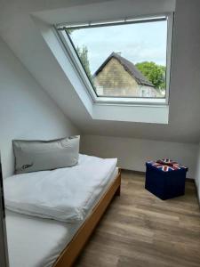 a bedroom with a window and a bed with a blue box at Kanino in Monschau