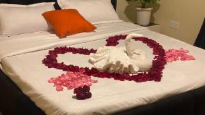- un lit avec un cœur en fleurs dans l'établissement Heavenly Homes - C, à Kakamega
