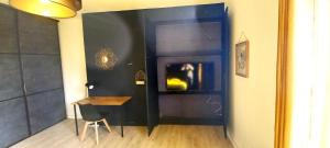 Habitación con puerta negra y mesa de madera. en Histoire de Loire - Savennières sdb partagée, en Saumur