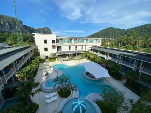 Výhľad na bazén v ubytovaní Infinity Aonang Krabi - SHA Certified alebo v jeho blízkosti