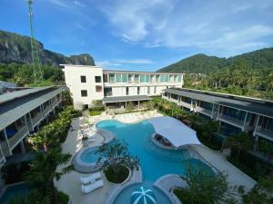 een luchtzicht op een hotel met een zwembad bij Infinity Aonang Krabi - SHA Certified in Ao Nang Beach