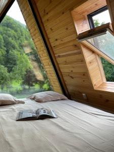 Un pat sau paturi într-o cameră la Hygge Cabana