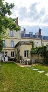 Una casa con una mesa y sillas delante de ella. en Histoire de Loire - Savennières sdb partagée, en Saumur