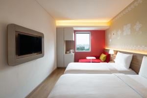 ibis Mumbai Airport - An Accor Brand客房内的一张或多张床位