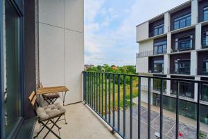 uma varanda com uma mesa e uma cadeira num edifício em Mezzanine Studio Apartments Zarembowicza Wrocław Airport by Renters em Breslávia