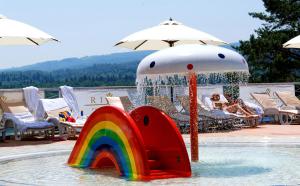 Bazén v ubytování Rixos-Prykarpattya Resort nebo v jeho okolí