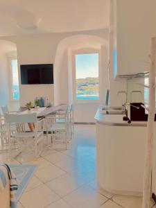 una cucina e una sala da pranzo con tavolo e sedie di Vongola a Portovenere