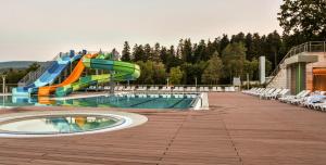 Bazén v ubytování Rixos-Prykarpattya Resort nebo v jeho okolí