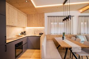 Chalets Dolomit Royal tesisinde mutfak veya mini mutfak