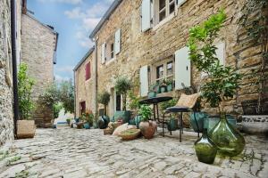 a courtyard with chairs and vases in a building at Casa Ars Natura II in Grožnjan
